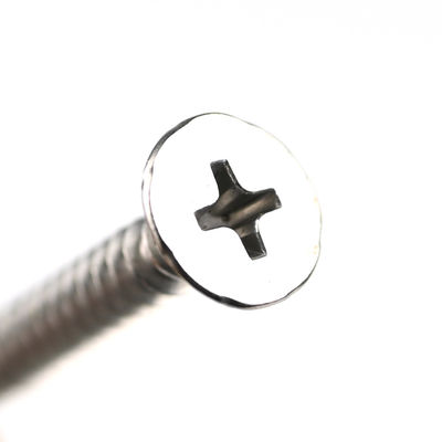 スタッドレスタイヤ フラットヘッド 自律ドリリングスクリュー 翼 4.5x37mm と ラスペルト仕上げ